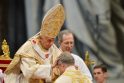 Popiežius Šv. Petro bazilikoje į vyskupus įšventino ilgametį padėjėją