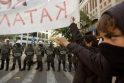 Graikijoje nesiliauja demonstrantų ir policijos susirėmimai