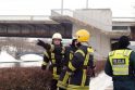 Prie tilto netoli Seimo rūmų į Nerį nušoko žmogus (papildyta)