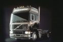 „Volvo“ sunkvežimių pardavimas smuko perpus