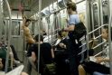 Niujorkiečius kaitino ir gąsdino metro striptizą šokusi mergina