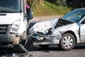 Automobiliai po avarijos, važiavę skirtingais greičiais (palyginimas)