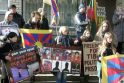 Prie Kinijos ambasados grupelė žmonių reikalavo laisvės Tibetui