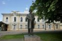 Atminimas: Istorinės prezidentūros kiemelį puošia prezidento Antano Smetonos ir dar dviejų tarpukario Lietuvos vadovų skulptūros.