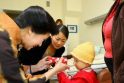 Svečiai: menininkai iš Japonijos Kauno klinikose gydomiems vaikams dovanas teikė su didžiule meile ir nuoširdžiausiais linkėjimais pasveikti.