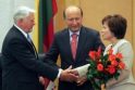 Padėka: vienintelė Vyriausybės moteris – krašto apsaugos ministrė R.Juknevičienė V.Adamkui įteikė gėlių puokštę.