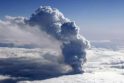 Išsiveržimas: Ejafjadlajokudlio ugnikalnis išspjovė milžinišką dulkių debesį, kuris užtraukė beveik visą Šiaurės Europą.