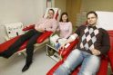 Dovana: 26 gimtadienį minėdami broliai dvyniai Arvydas ir Kęstutis Domarkai bei draugė Veronika Mažutytė dovanojo kraujo.