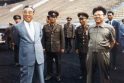 Genai: dabartinis Šiaurės Korėjos lyderis Kim Jong-ilas (dešinėje) iš tėvo Kim Il-sungo (kairėje) paveldėjo ne tik postą, bet aistrą prabangai, skaniam maistui, moterims ir vakarėliams.
