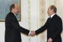 Užteko: V.Putinas (dešinėje) nepanoro dar kartą paspausti rankos A.Kubiliui.