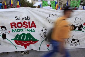 Ant Rumunijos ambasados - šūkiai už Transilvanijos kalnų grožio išsaugojimą