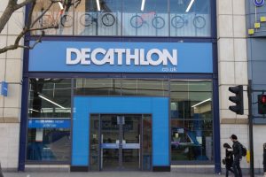 Žiniasklaida: sporto prekių tinklas „Decathlon“ slapta tiekė prekes Rusijai