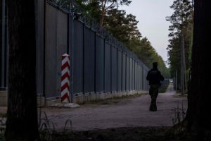 Lenkijos pasieniečius užpuolė nelegalūs migrantai: mėtė akmenis ir šakas