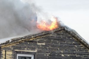 Biržų rajone degė namas: per gaisrą nukentėjo dvi moterys
