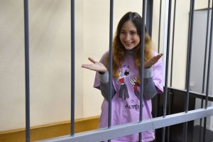 Rusijos prokurorai prašo skirti įkalinimo bausmę menininkei už protestą prieš karą