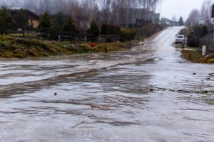 Kelininkai įspėja: eismo sąlygas Akmenės ir Šiaulių rajonuose sunkina plikledis
