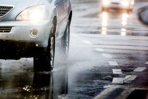 Kelininkai įspėja: eismo sąlygas sunkina šlapdriba