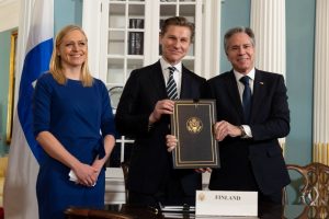 Suomija pasirašė karinio bendradarbiavimo susitarimą su JAV