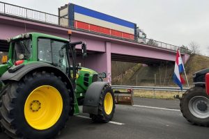 Šimtai ūkininkų blokavo greitkelius Nyderlanduose: pylė mėšlą, srutas ir atliekas
