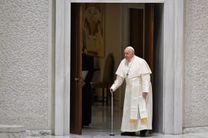 Popiežius Pranciškus užkimusiu balsu sakė susirgęs lengvu bronchitu