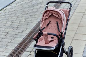 Utenos namo laiptinėje padegtas vaikiškas vežimėlis