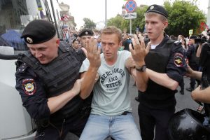 Protestai, apnuodijimas, kalėjimas: rusų opozicijos lyderio A. Navalno gyvenimas ir mirtis