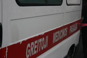 Vilkaviškio rajone susidūrė trys automobiliai ir greitoji, kurioje buvo vežamas ligonis