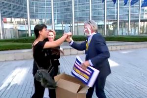 Aktyvistės Briuselyje į „Ryanair“ vadovą metė du pyragus