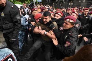 Armėnijoje sulaikyti protestuotojai, jų lyderis siekia nuversti premjerą