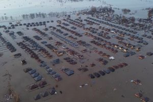 Potvynių siaubiamoje Rusijoje upių vanduo toliau kyla