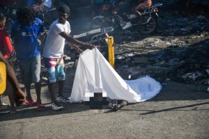Haityje siaučiant gaujų smurtui, sostinės priemiestyje rasta keturiolika kūnų