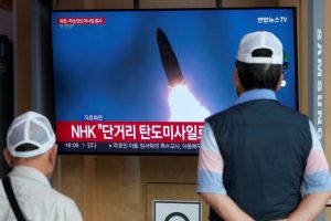 Seulas: Šiaurės Korėja paleido mažiausiai vieną nenustatytą balistinę raketą
