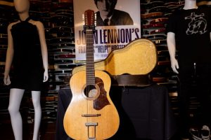 Palėpėje dulkėjusi J. Lennono gitara aukcione sumušė „pasaulio rekordą“