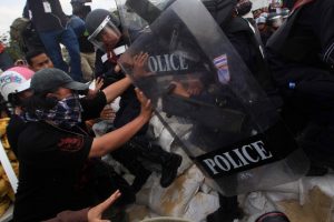 Tailando policija ardo prieš vyriausybę protestuojančių demonstrantų stovyklas
