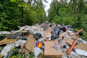 Miškų urėdija nustatė Vilniaus pamiškėje didelį kiekį atliekų išvertusius asmenis