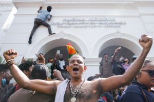 Pabėgęs Šri Lankos prezidentas susidūrė su protestuotojais Maldyvuose