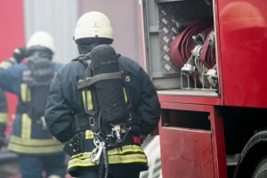 Vilniuje iš dūmų pilno buto ugniagesiai išgelbėjo žmogų su šunimi