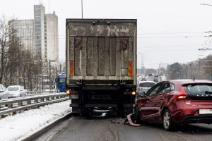 Vilniuje vairuotojai stveriasi už galvų: į įkalnes neįvažiuoja vilkikai, formuojasi spūstys