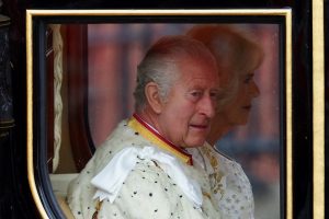 Karalius Charlesas III ir karalienė Camilla išvyko iš Bakingamo rūmų į karūnaciją