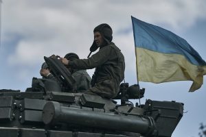 Ukrainos kariai džiaugiasi: tai – pirmoji puolimo sėkmė