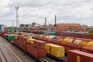 „Lietuvos geležinkeliai“ teisėsaugos prašo ištirti galimus mėginimus apeiti sankcijas