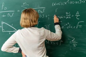 Tėvai pasipiktinę: kaip išmokti matematikos, kai nėra mokytojos?