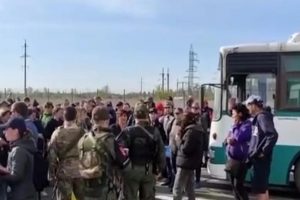 Nufilmavo, kaip beširdiškai rusų kariai tremia Mariupolio gyventojus