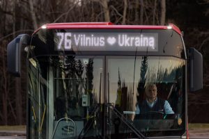 Prieglobstį Vilniuje radę ukrainiečiai miesto viešuoju transportu naudojasi nemokamai