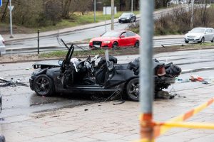 Tragiška avarija Vilniuje: žuvo trys BMW lėkę jaunuoliai, ugniagesiai vadavo prispaustuosius