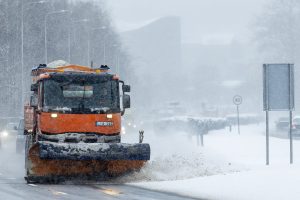 Eismo sąlygos Lietuvoje: nuo kelių slysta autobusai, vilkikai, klimpo greitoji pagalba