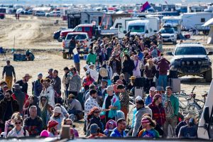 Iš JAV dykumoje vykstančio „Burning Man“ festivalio pradėjo išvažinėti žmonės