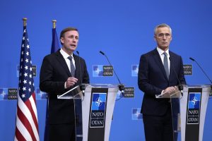 NATO vadovas: gyvybiškai svarbu, kad JAV susitartų dėl tolesnės pagalbos Ukrainai
