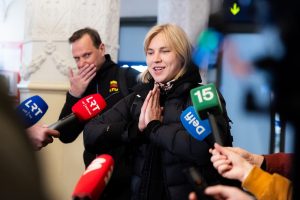 Vilniaus oro uoste sutikta R. Meilutytė įvardino didžiausią savo pasiekimą: jaustis ramiai be titulų