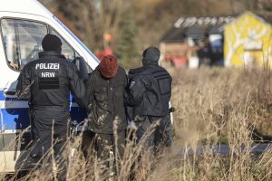 Policija įžengė į Vokietijos kaimą, pasmerktą nugriovimui: pradėjo iškeldinti aktyvistus